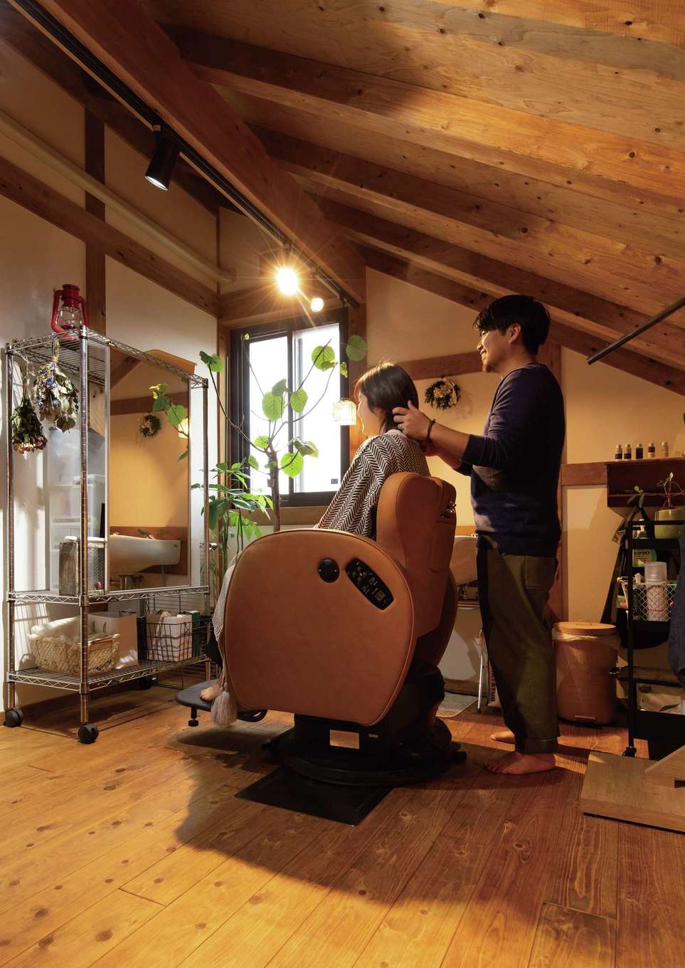 サイエンスホーム【和風、間取り、平屋】ロフトスペースはカットルームとして使用。開放的な勾配天井、移動できる照明、窓からの自然光が気持ちいい落ち着きのある空間に仕上がった