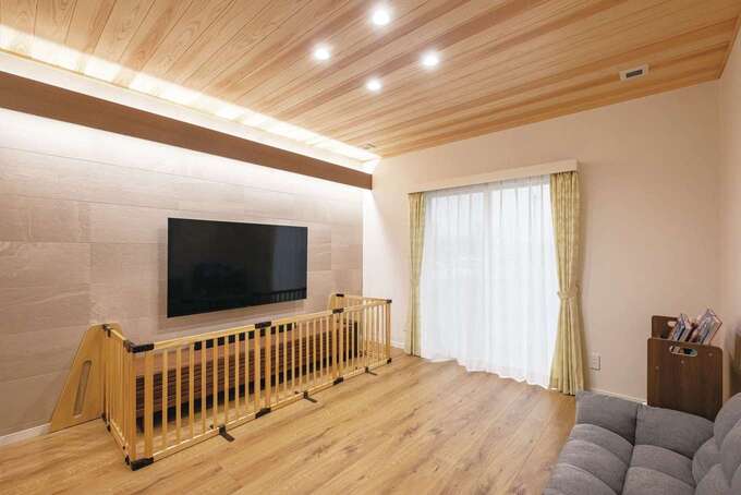 エコカラットの広い壁面にマッチするのは、最新65型の大きなテレビ。テレビ鑑賞が好きなご主人のこだわりポイントの１つだ