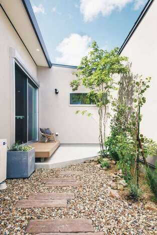 夫妻自慢の中庭。青空を切り取った、家族だけのプライベートなアウトドア空間が、プライバシーを守りながら自然とのつながりを思うままにする。子どもがプール遊びなどを楽しめるようにと、ウッドデッキとテラスも設置