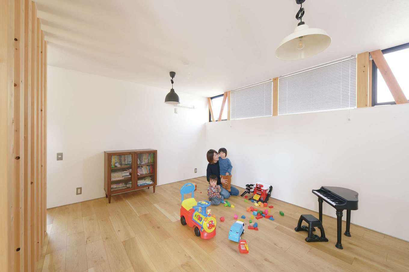 MABUCHI【デザイン住宅、狭小住宅、間取り】2階の子ども部屋。廊下との仕切りは柱のみ