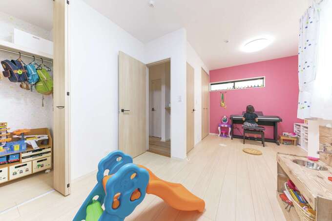 将来は2部屋に分けられる子ども部屋。男女でクロスの色分けをし、クローゼット内はかわいい柄モノに