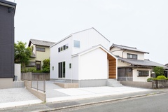 正面は塗り壁、側面と2階部分は白で合わせたガルバリウム。青空にパッと映えるような、あたたかく可愛らしい外観です。