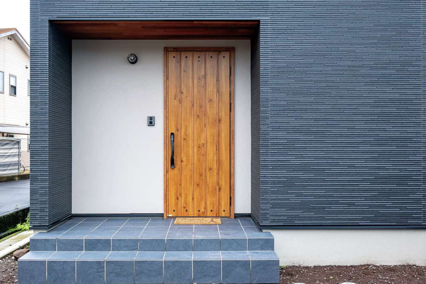 イデキョウホーム【子育て、収納力、省エネ】玄関ポーチは軒天とドアに木のぬくもりをプラス
