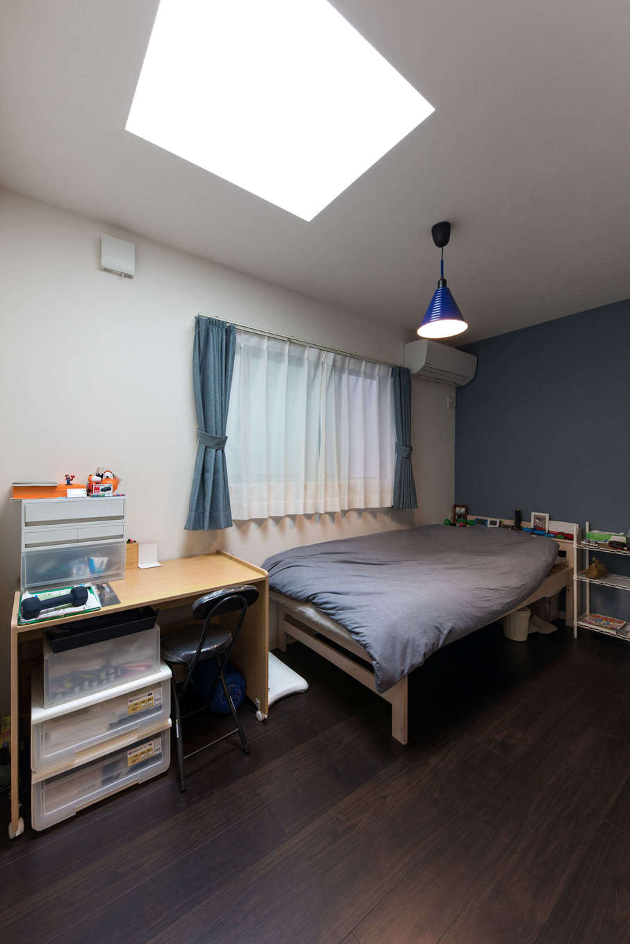 建築システム（狭小住宅専門店）【収納力、狭小住宅、ガレージ】長男の部屋は日中の光が入りにくいため、トップライトを設けて暗さを解消。クローゼットは廊下に、入り口は引き戸にするなど限られた空間を広く有効に使う工夫も

