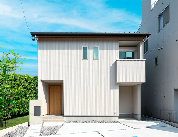 外観はシンプルでスタイリッシュな白のガルバリウム仕上げ。年月が経っても飽きないデザイン