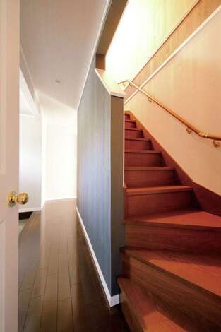 玄関正面にはダークグレーのアクセントウォール