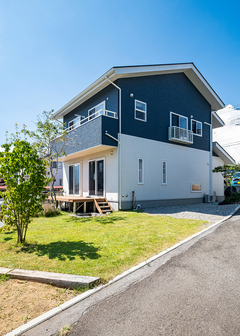 駅近の好立地に立つかわいらしい外観の住まい。土地探しから『かにざわ工務店』にお願いして叶った、Iさん夫妻の理想の我が家だ