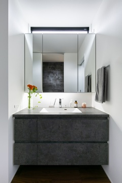 約1.2ｍの独立洗面台。
天板・扉には石目調の面材を採用し、かっこいい空間に。
化粧品等は、三面鏡の中に収納可能。
スッキリとスタイリッシュに見せることが出来る。