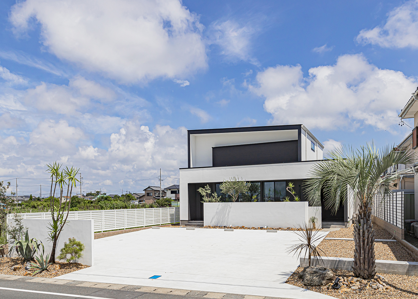 ARRCH アーチ【デザイン住宅、高級住宅、建築家】駐車場を広々と確保した外観