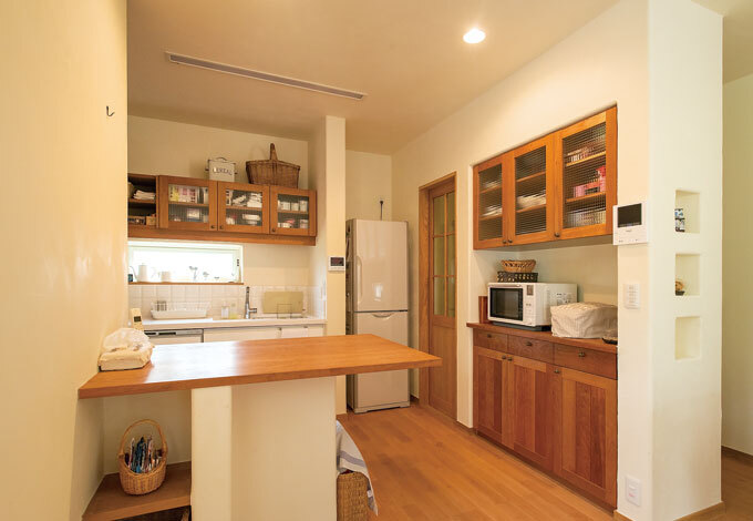 奥さまお気に入りのカップボードもブラックチェリーで造作