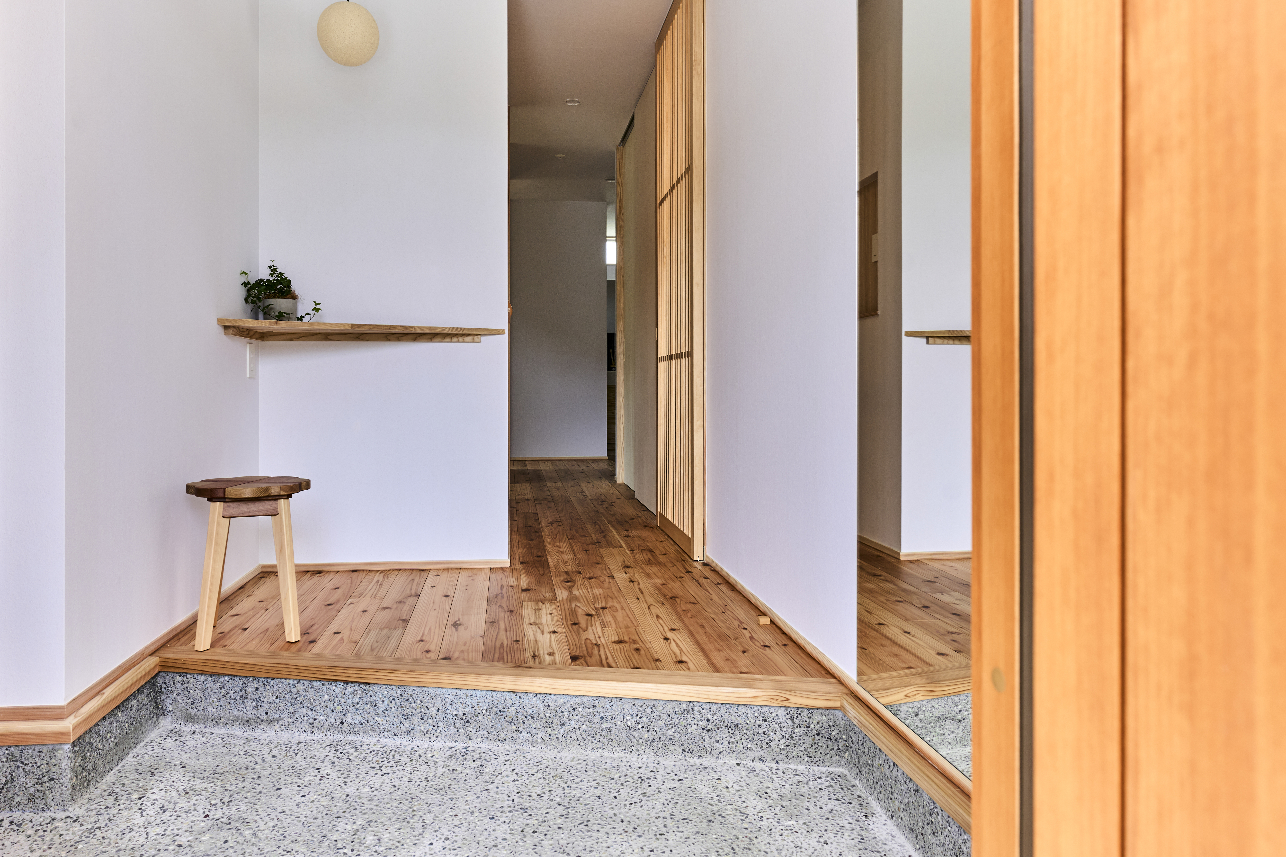 KEN建築工房｜木の温もりが感じられるナチュラルな玄関。シンプルなデザインが、訪れる人を穏やかな気持ちにさせます。