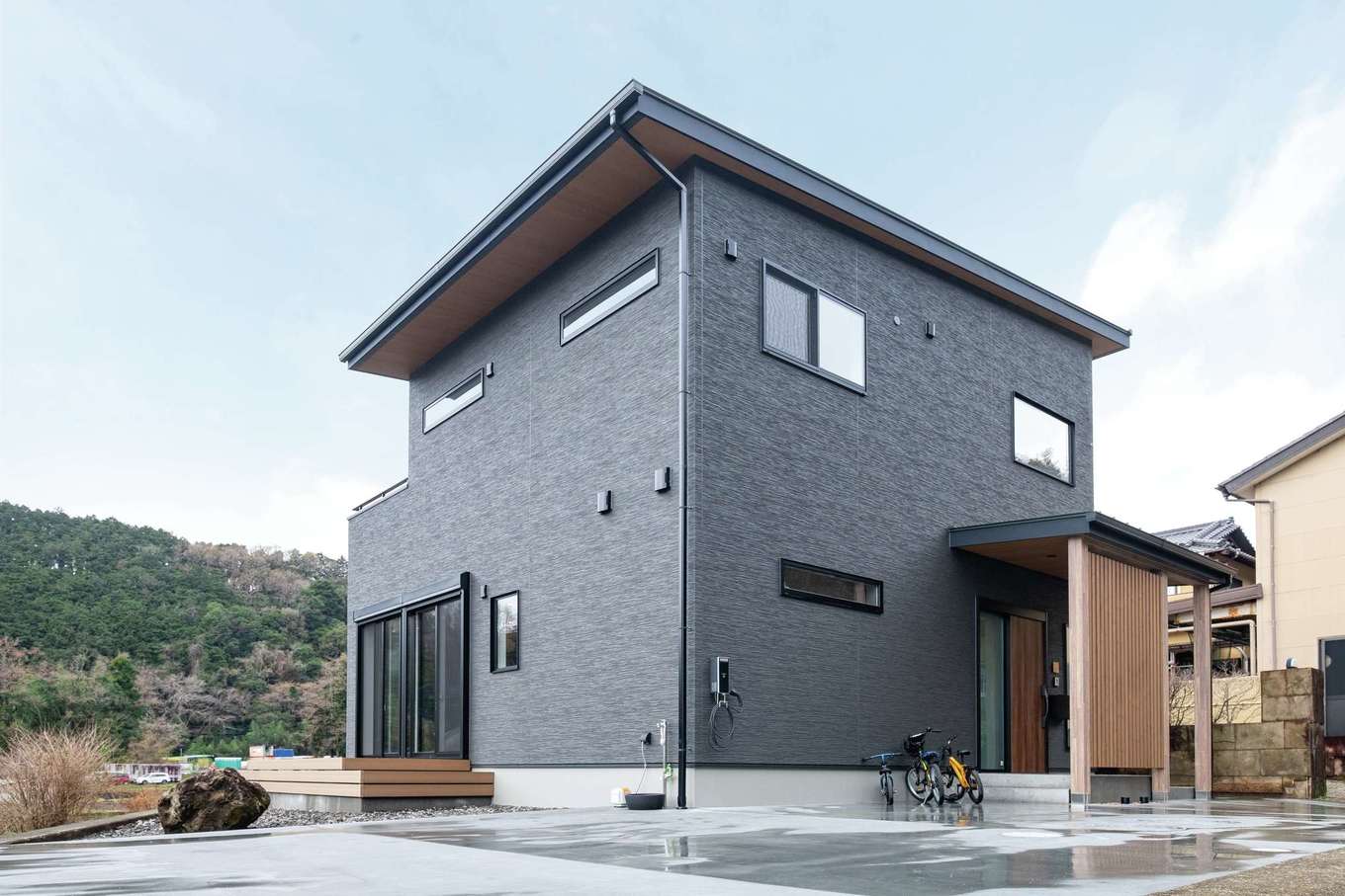 臼幸産業【子育て、省エネ、間取り】制震装置は標準仕様。高気密・高断熱で光熱費を軽減し、ZEH基準の省エネ性とデザイン性を実現する