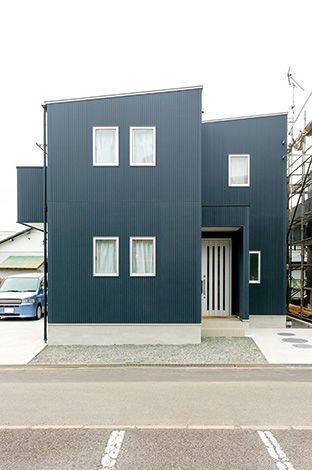 外壁の種類も豊富。 シックな紺色の防火サイディングはご主人のチョイス