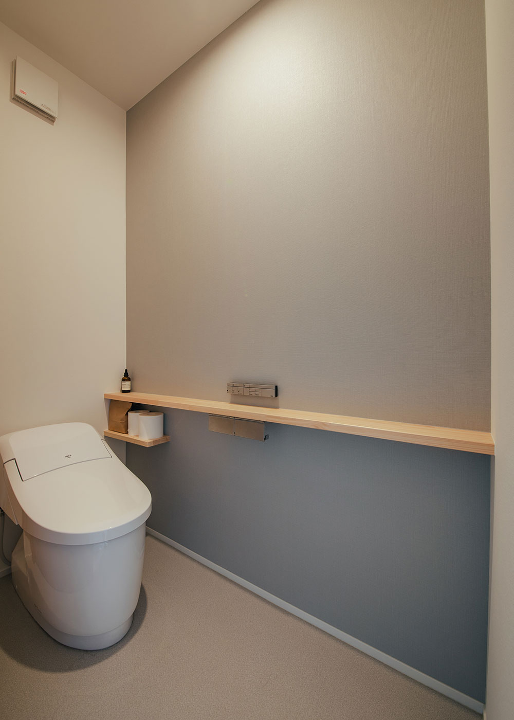 フジモクの家（富士木材）【子育て、自然素材、狭小住宅】トイレはシックに。造作の棚を設けた