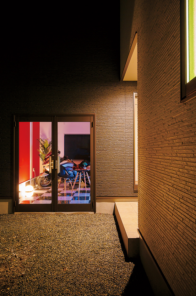 仕上げ済み！超便利！大開口 観音式横扉付き！断熱材入り！バイク