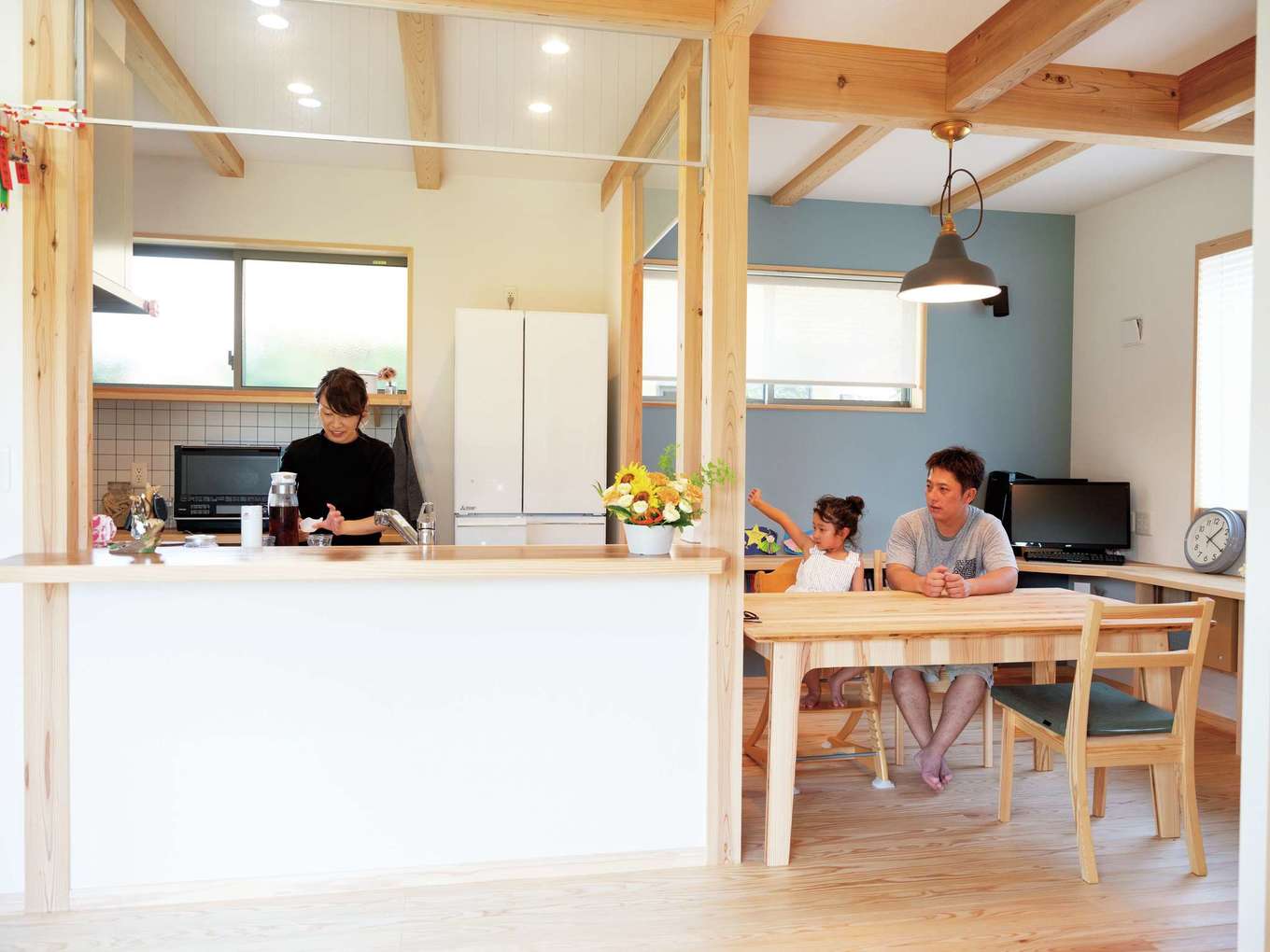 アクトホーム【子育て、自然素材、省エネ】カフェのようなインテリアにという奥さまの希望を叶えたダイニングキッチン。遮るものがない横並びの空間で、家族での会話もはずむ
