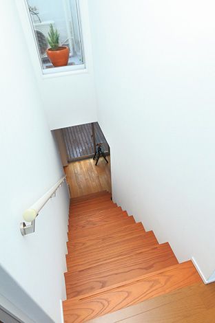 -delphi- デルフィ（藤井建築事務所） 【デザイン住宅、間取り、建築家】1階2階とも階段の先に開口部を用意。風の流れが生まれ、夏も涼しく過ごせている