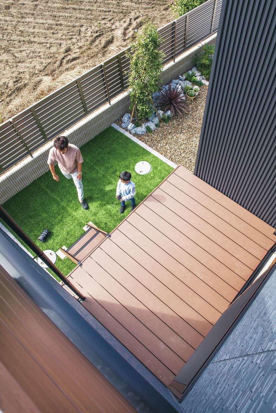 コットンハウス【デザイン住宅、子育て、省エネ】「建物も広くしたいけれど、庭は絶対に確保したい！」という夫妻の要望で実現したデッキ＆ガーデンは、実際の暮らしでも大活躍