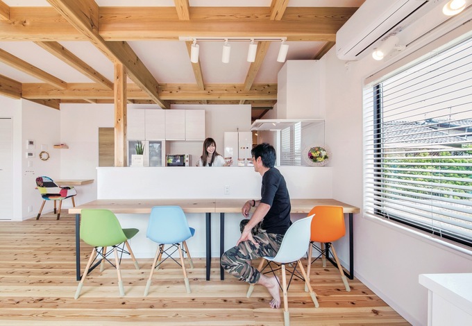 カフェスタイルのキッチン。手元を隠す壁とガラスの油よけは『住たくeco工房』の造作。 家事コーナーも隣接