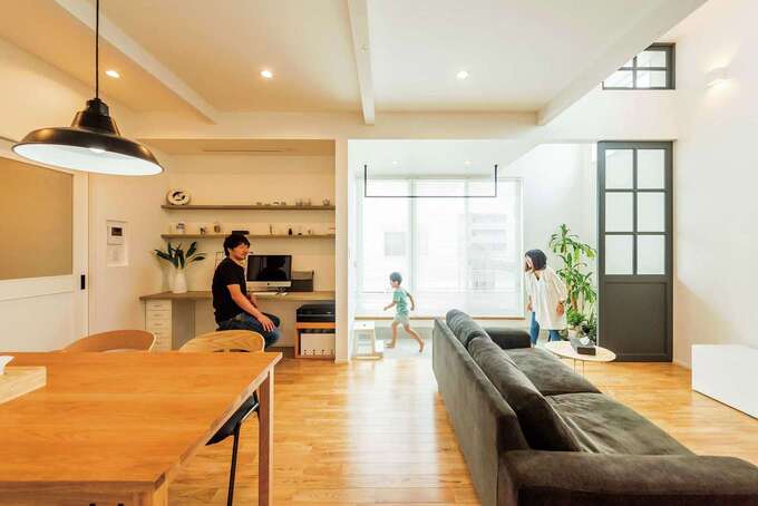 土間を駆けまわる子どもとリビングでくつろぎながら、コミュニケーションを取ることもできる