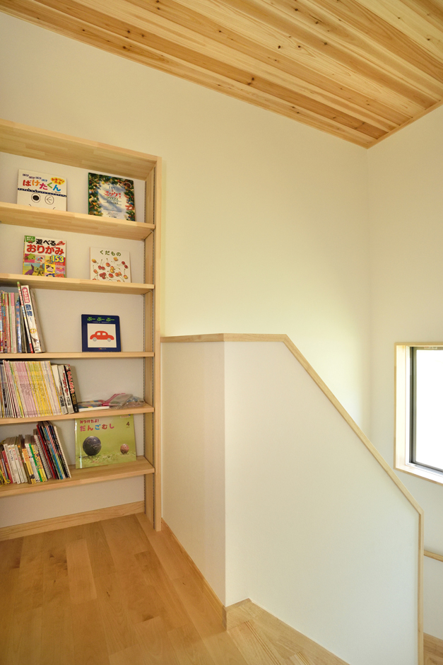 ひらおか建築【子育て、自然素材、省エネ】2階ホールのデッドスペースを有効利用した造作の本棚。子どもたちと一緒に読書を楽しむホームライブラリーとして大活躍
