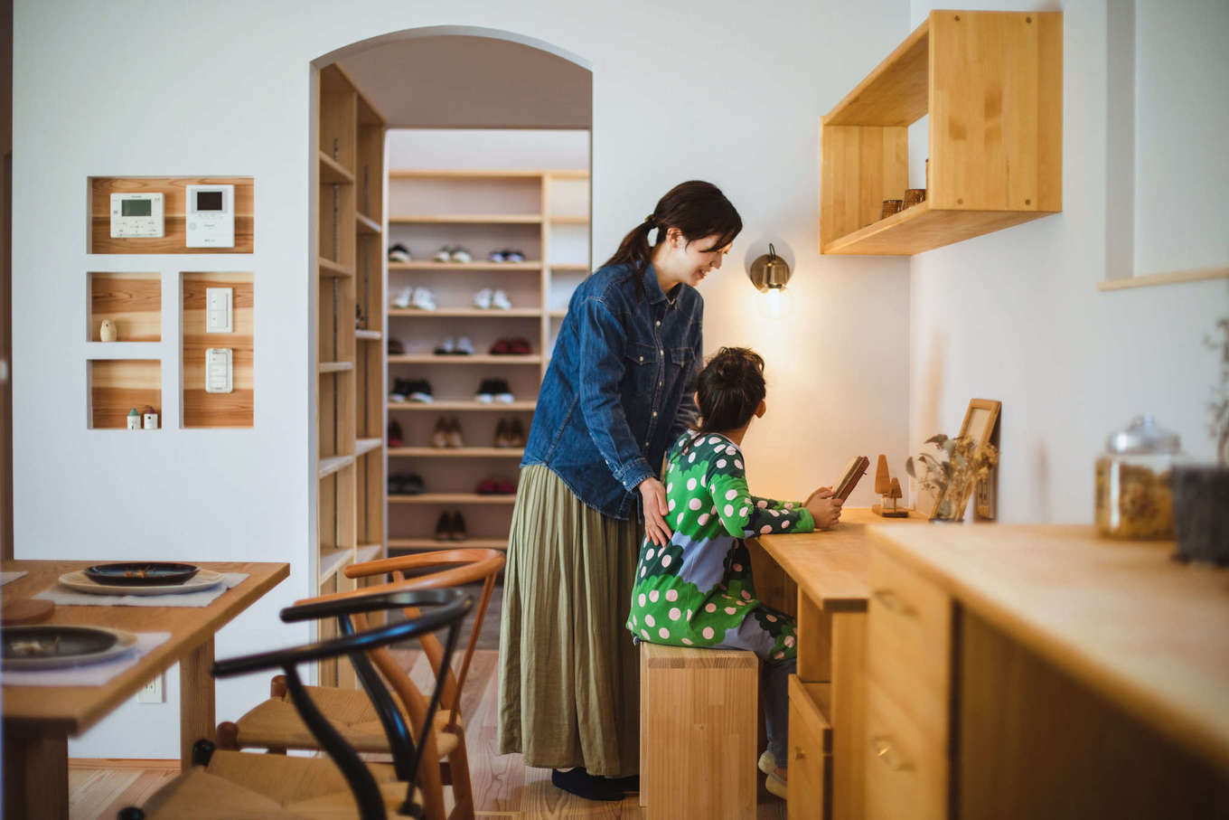 KANAZAWA STYLE/金澤建築【収納力、自然素材、平屋】キッチンから見える位置にカウンターを造作。ママに見守られて、子どもたちは安心して宿題やお絵描きができる。アーチの垂れ壁は奥さまのこだわりで、空間に優しさをもたらした