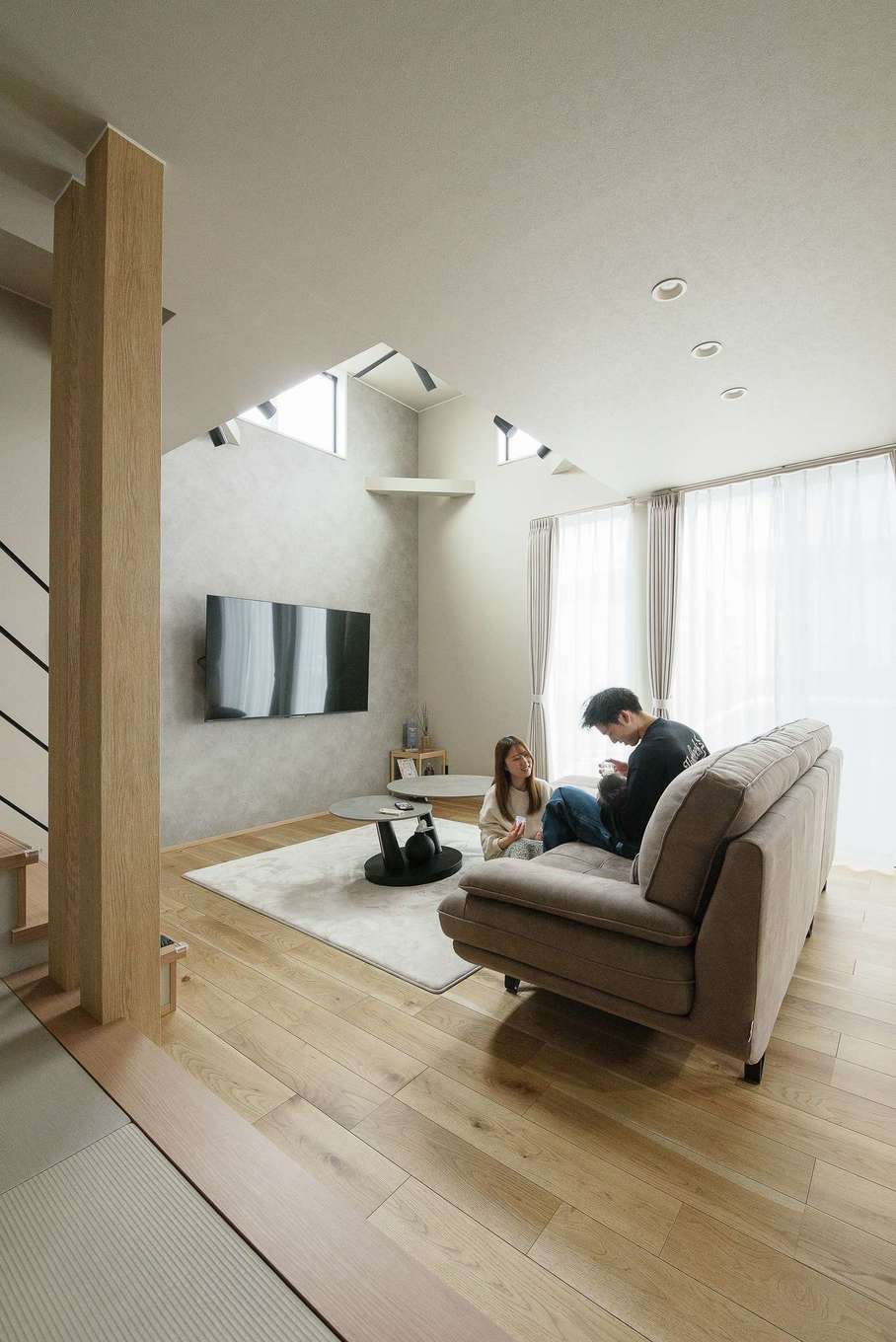 HAPPY HOUSE（山田工務店）【デザイン住宅、省エネ、インテリア】大らかさと落ち着きが調和するリビング。当初は2階までつながる高さの吹き抜けも検討されたが、冷暖房効率と音やにおいへの配慮から、途中までの高さが提案された