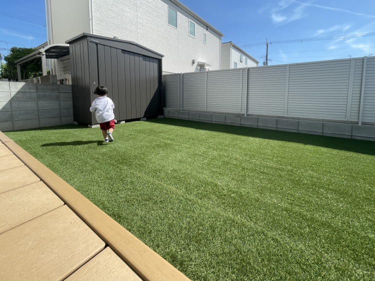 マツバラ工務店｜柔らかな人工芝が敷かれた庭。プライベート空間として楽しめ、子どもが自由に駆け回ることができる