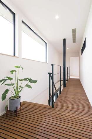 階下に光が届くよう2階の廊下をすのこ状に