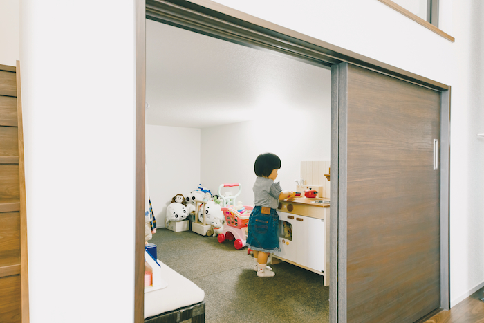 建築システム（狭小住宅専門店）【デザイン住宅、子育て、スキップフロア】中2階下の収納スペースは長女のクローゼットも兼ね、着替えもここでできる。子どもにはたまらない隠れ家スペースだ