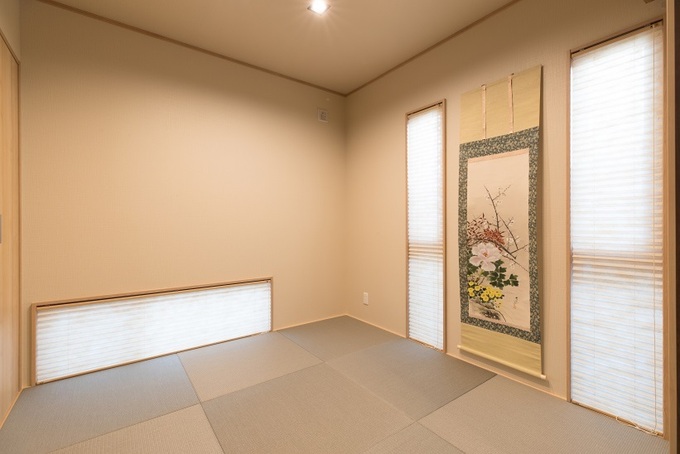 自然光が柔らかく差し込む和室は、心安らぐシンプルで落ち着いたデザイン