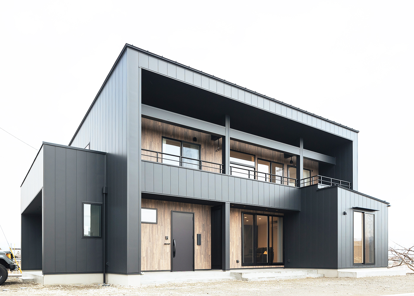 米山住研【デザイン住宅、収納力、インテリア】ガルバリウム鋼板で仕上げた、シンプルだが力強い外観