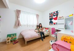 2階には5畳と6畳の子ども部屋を作成。コストダウンを考えた奥さまの手作りのカーテンがお洒落。全室白の壁紙を採用しているが、北側の子ども部屋は、少しでも明るく見えるようにとより明るめの白を選択しているそう。視覚効果も考えてセレクトしているのはさすが。クローゼットの扉もなくしている分、広々とした印象