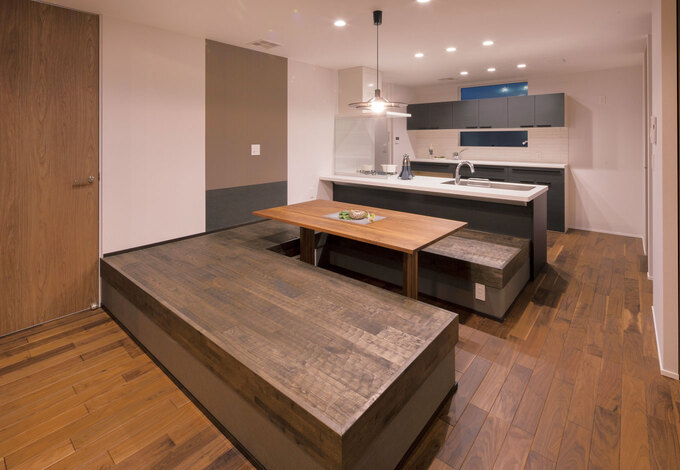 家具類はすべて造作家具でコーディネート。コの字型のベンチは2本脚のテーブルに合わせて作った渾身の作。座面のスプーンカットがアクセントに