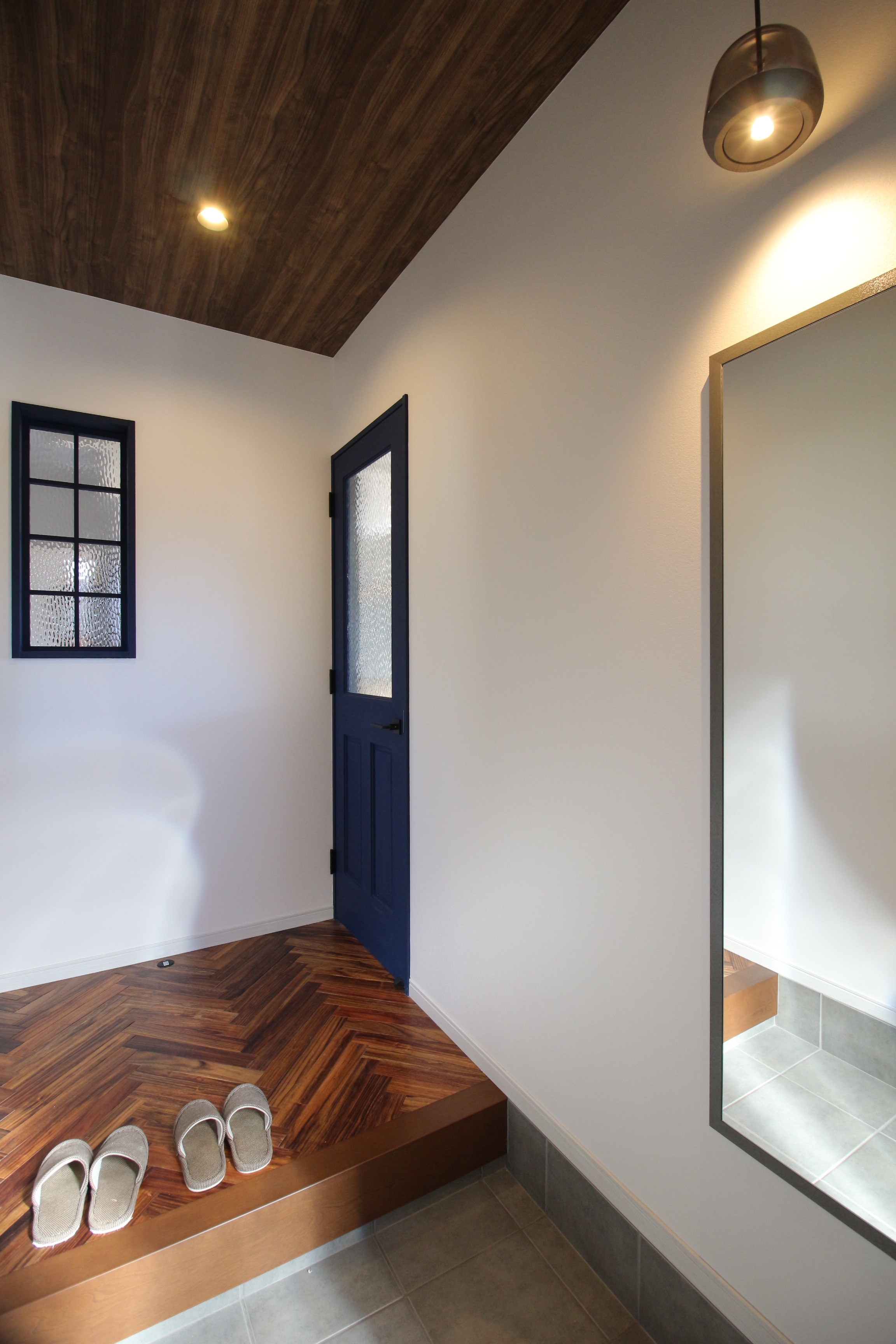 小野田産業～designers house project～【デザイン住宅、収納力、自然素材】お客さまを迎える玄関は無垢材を使ったヘリンボーン床が映える