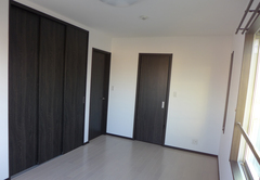 スモークオークの建具は木目があって重厚感がありスタイリッシュでモダンな雰囲気