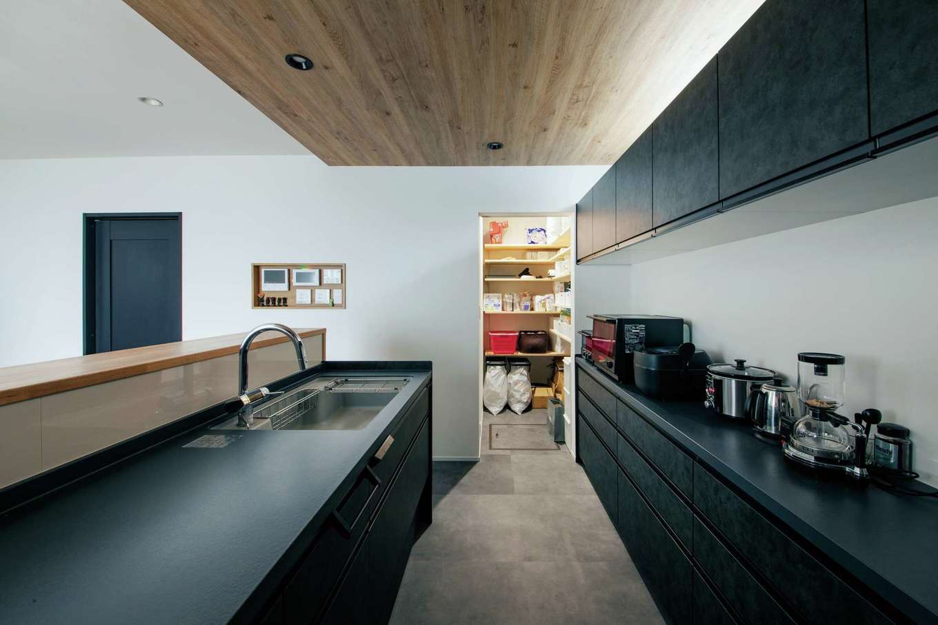 SEVEN HOUSE/セブンハウス【デザイン住宅、省エネ、間取り】奥にパントリーを備え、家事しやすいキッチン