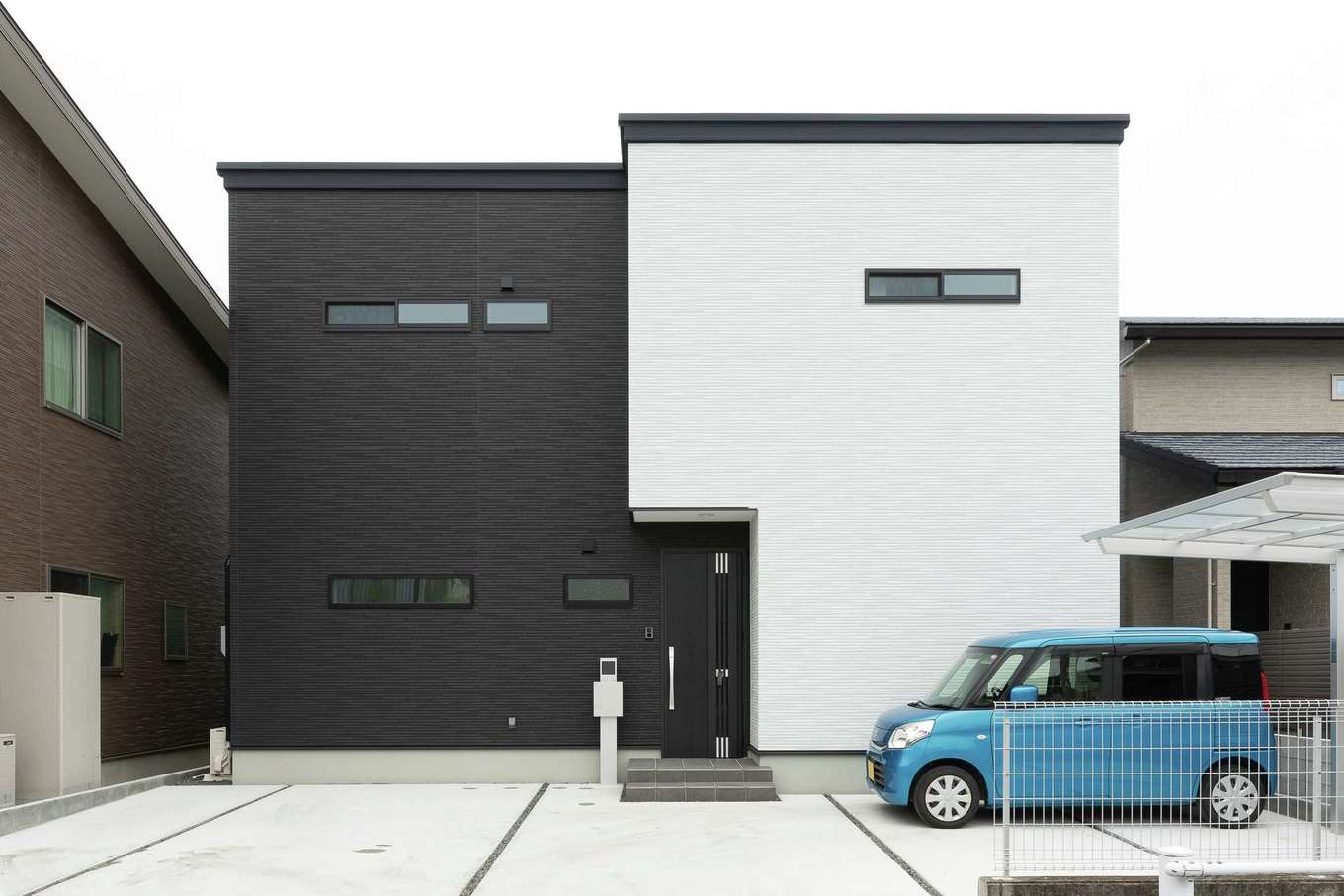 HAPPY HOUSE（山田工務店）【デザイン住宅、子育て、間取り】シャープなフォルムとモダンなコーディネートの外観には、夫妻のセンスと好みが溶け込む。通り側は開口部を減らし、プライバシーを守っている