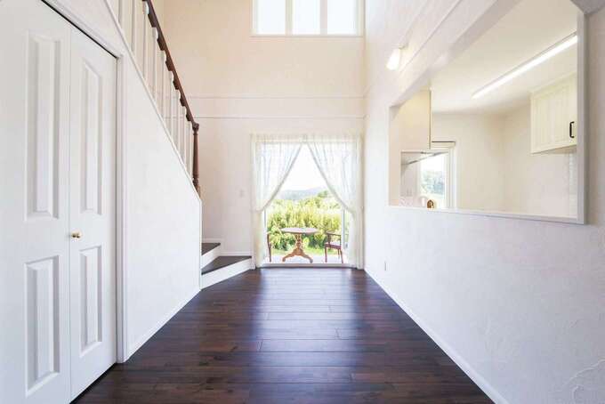 ダイニングは、対面キッチンとテラス、階段の中継点として、家族のコミュニケーションが生まれる場所。吹抜けが明るさと開放感をもたらしている