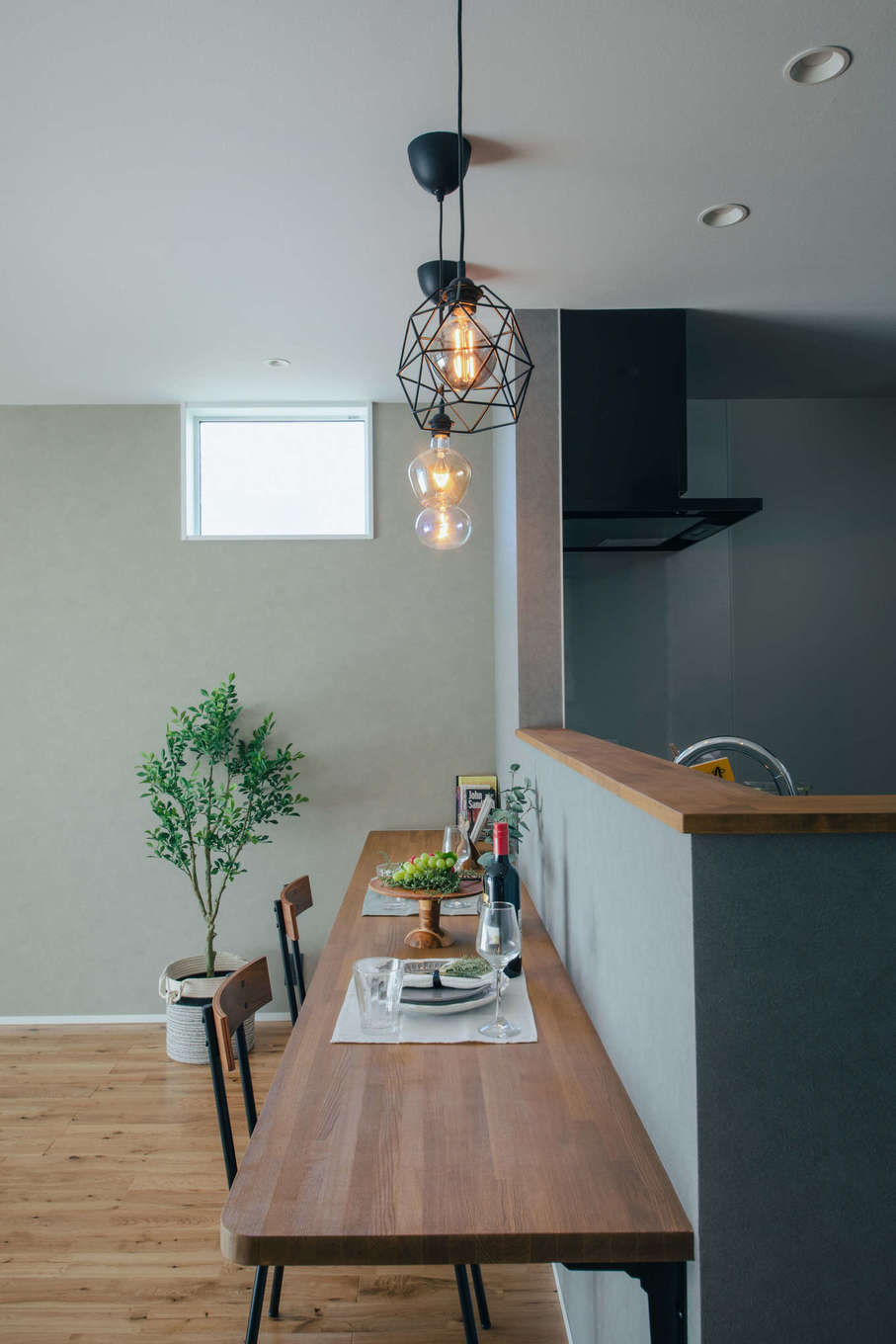 DAITOKU（大得工務店）【デザイン住宅、子育て、間取り】造作のキッチンカウンター。照明は施主支給のIKEAのペンダントライトを設置