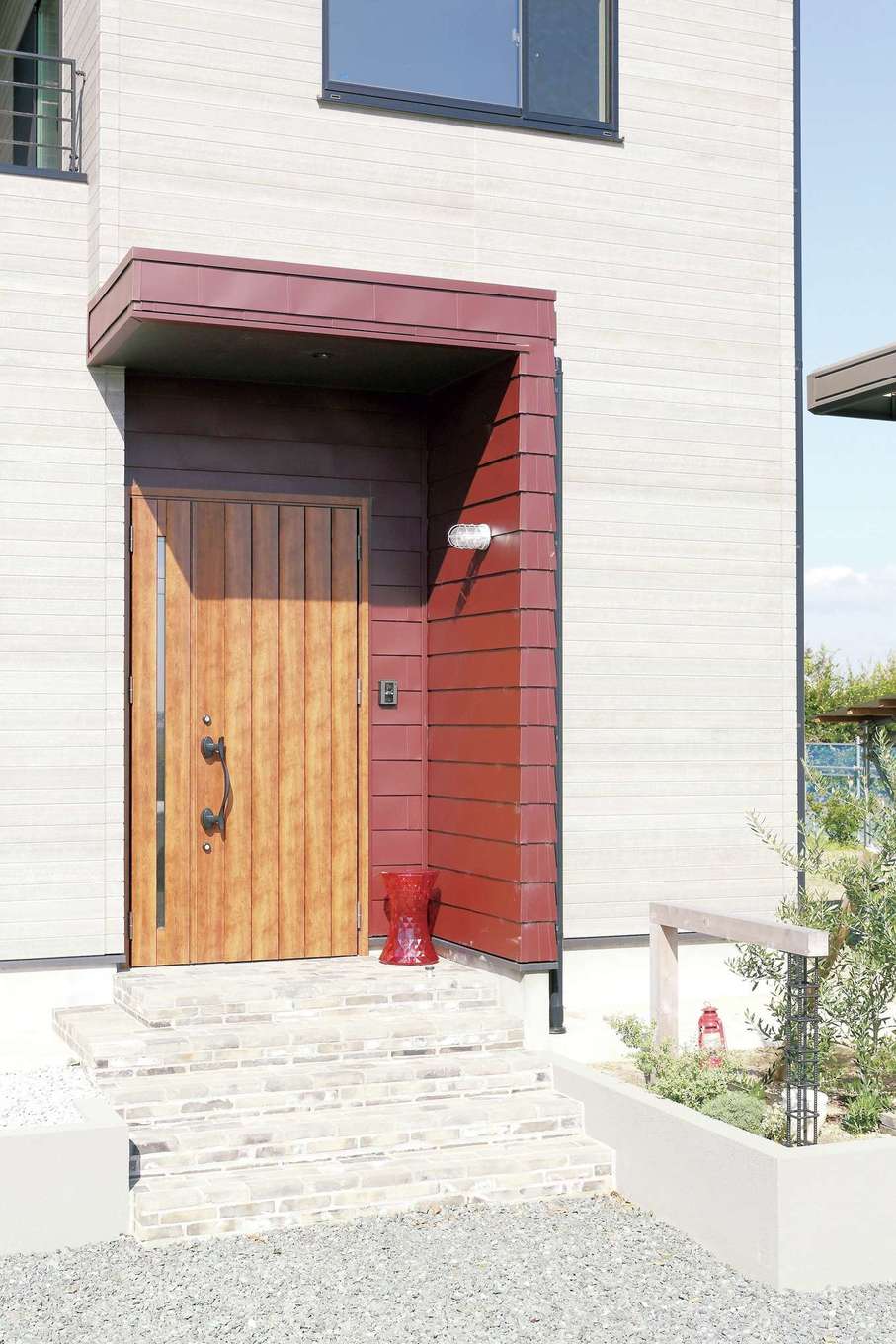 丸昇彦坂建設【デザイン住宅、趣味、インテリア】玄関回りの赤いガルバリウムがポイントカラーに
