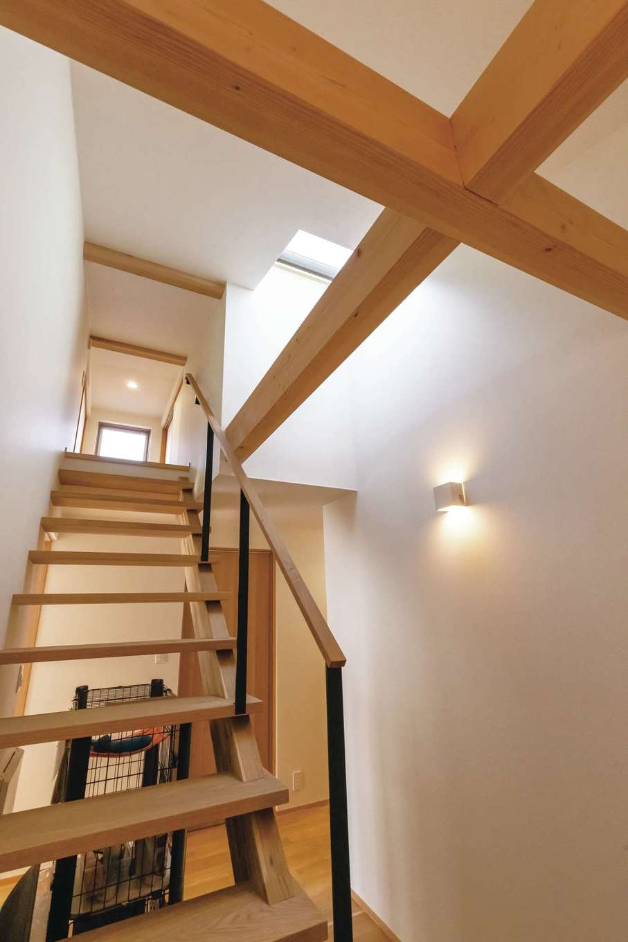 神谷綜合建設 カミヤの家【デザイン住宅、収納力、平屋】太さをそろえた梁（はり）が美しい十字を描く。階段を上って屋根裏へ