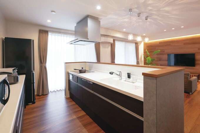 ぐるぐると回遊できるアイランド型のキッチンは家事効率を高め、ご主人も子どもたちもお手伝いしやすい