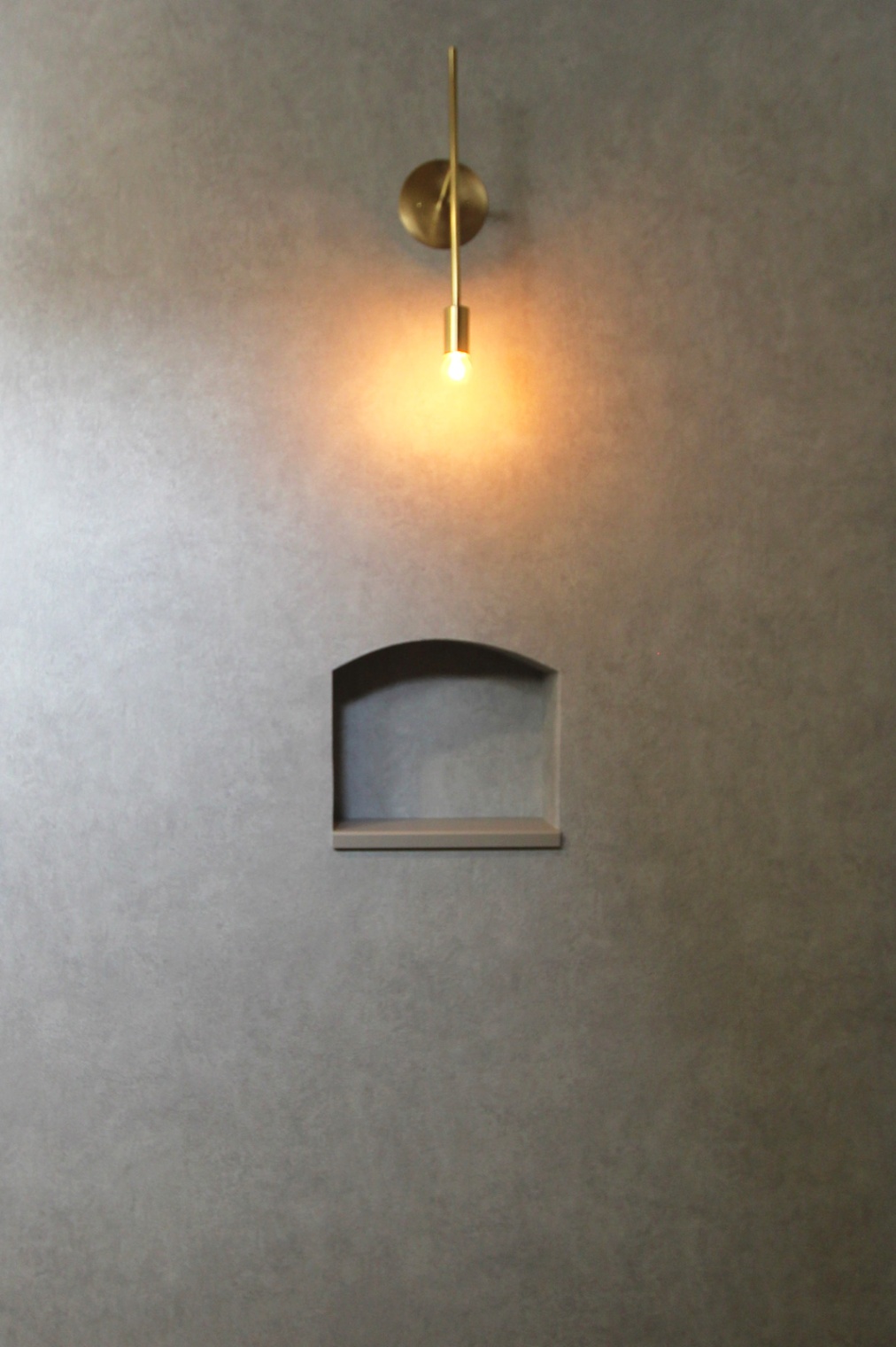 ナイスホーム【デザイン住宅、趣味、間取り】玄関ホールのニッチ。照明は施主支給で設置したもの