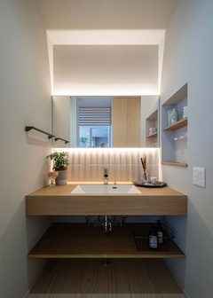 ホテルライクな洗面室。洗面台は造作。脱衣室と切り離したことで、いつでも自由に使用できる