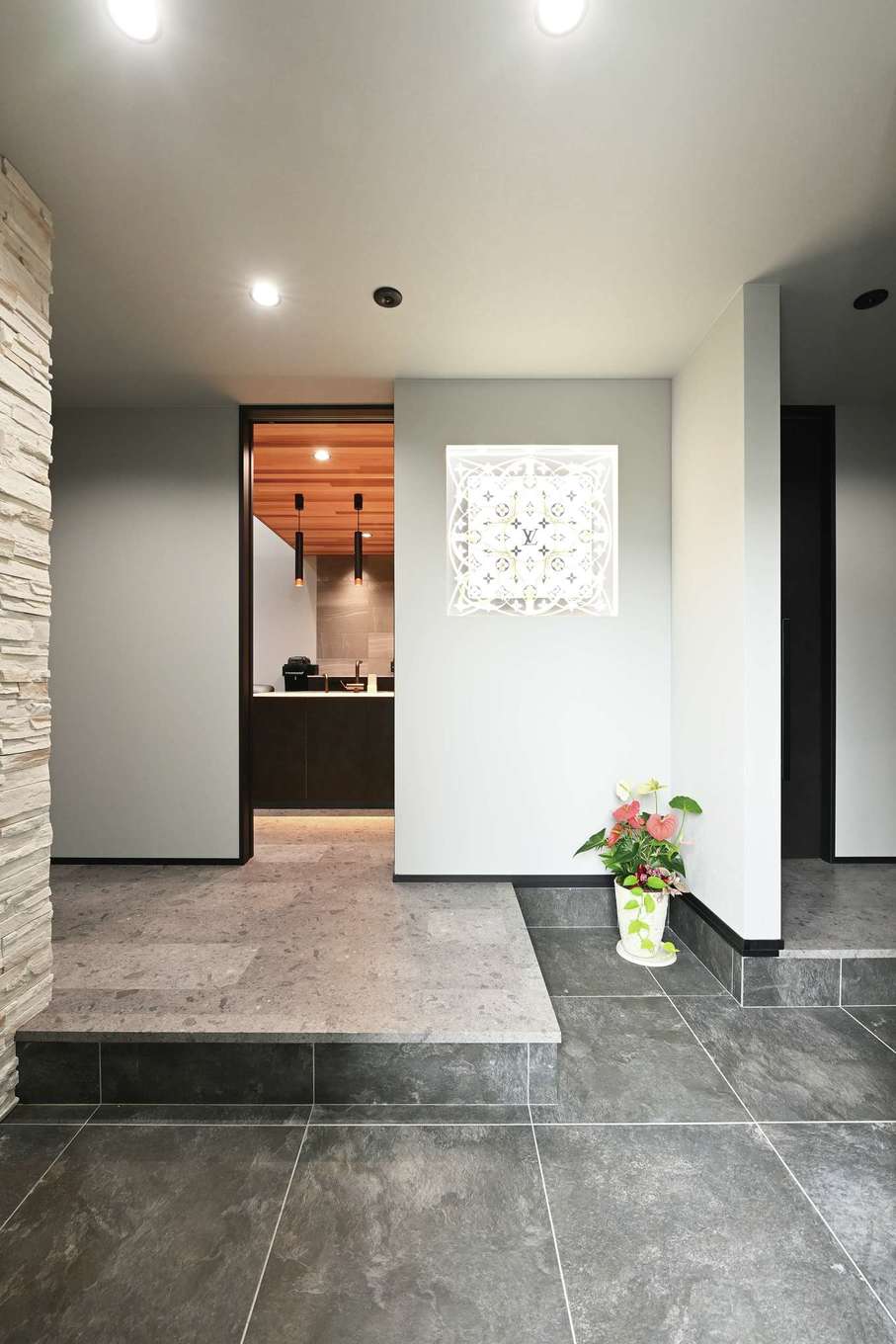 REIWA HOUSE（令和ハウス）【趣味、ガレージ、平屋】高級感漂うエントランス