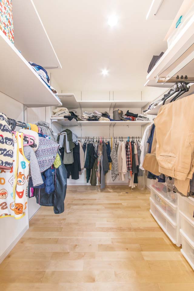 アキヤマ【子育て、自然素材、間取り】玄関のシューズクロークからそのまま出入りできるファミリークローゼット。リビングが散らからないようにという、奥さまの希望で実現した