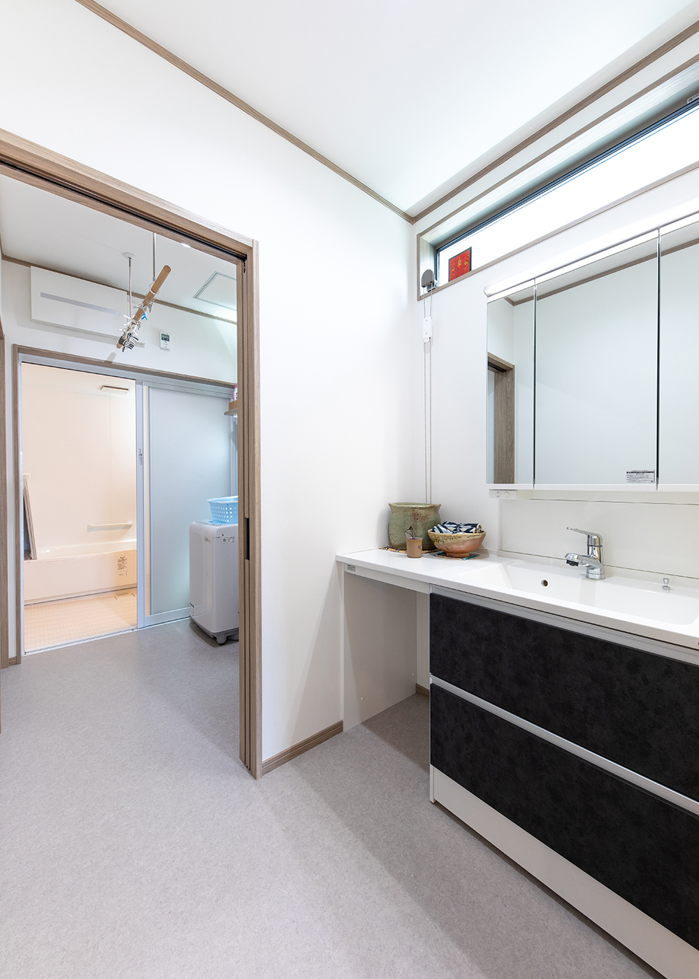 ぽっくハウス静岡（東海ハウス）｜洗面からランドリーとお風呂が続いており、各スペースを扉で仕切ることができる