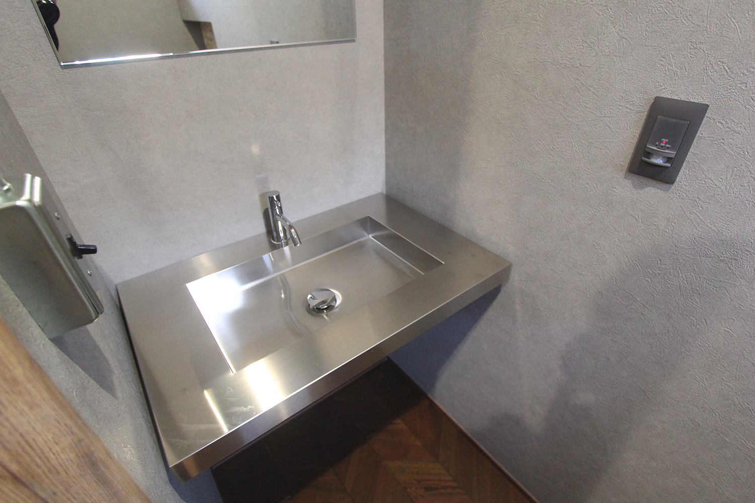 ナイスホーム【デザイン住宅、間取り、平屋】トイレの手洗いはステンレス製。シンプルでスタイリッシュなデザインのものを選んだ