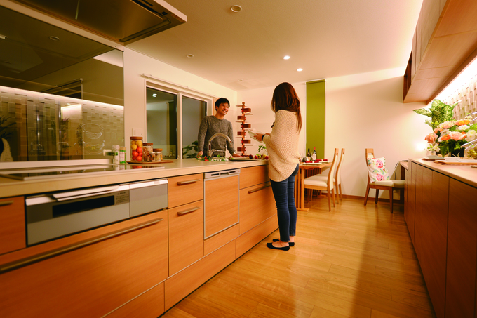 住宅工房 アリアンス｜キッチンスペースが広いので、身体の大きなご主人が入っても窮屈に感じない